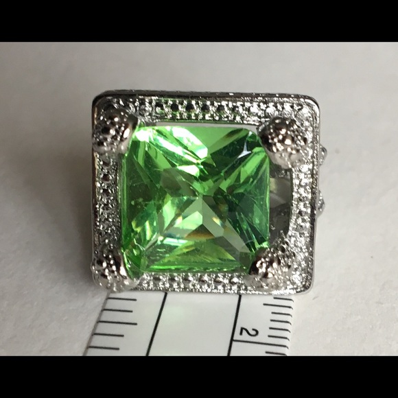 Large Elegant Fashion Peridot Green Colored Stone - Picture 1 of 8